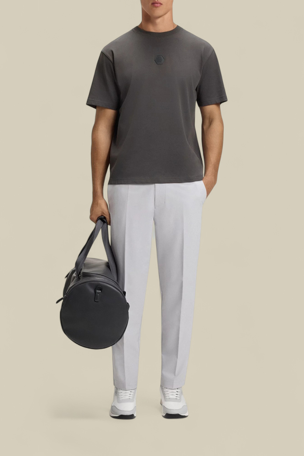 תמונת כל הלוק של חולצת טי